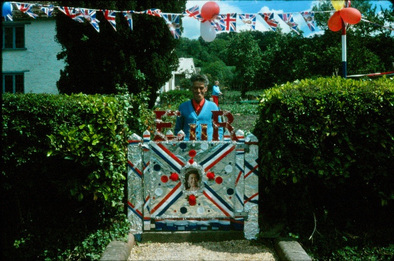 1977 Silver Jubilee. Streete Farm House CB. Gate and path from road is now closed off.